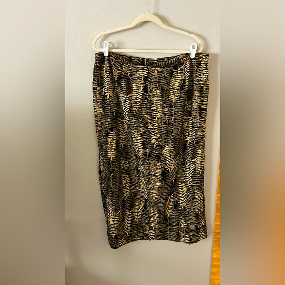 Beautiful midi skirt w slits